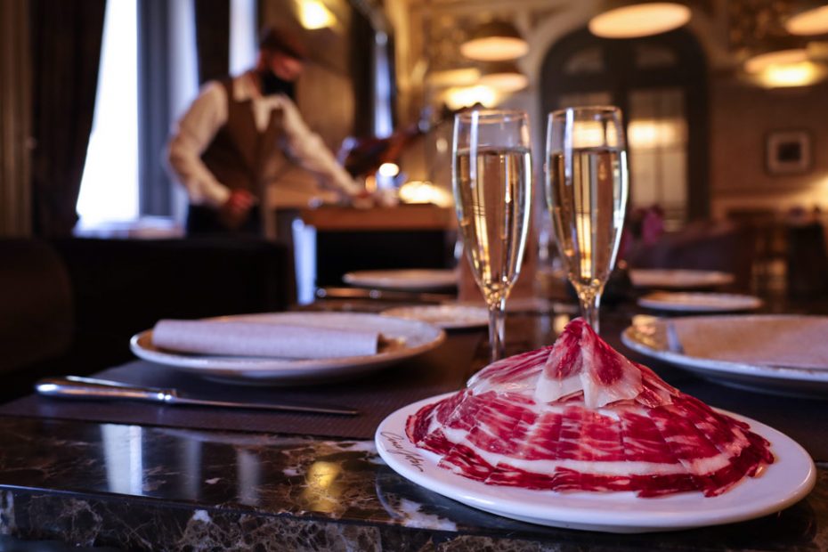 Experiencia Cinco Jotas, ración de Jamón de Bellota 100% Ibérico Cinco Jotas y Cava, en Casino Gran Vía, Madrid.