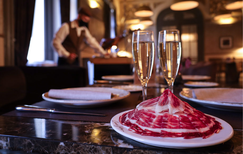 Experiencia Cinco Jotas, ración de Jamón de Bellota 100% Ibérico Cinco Jotas y Cava, en Casino Gran Vía, Madrid.