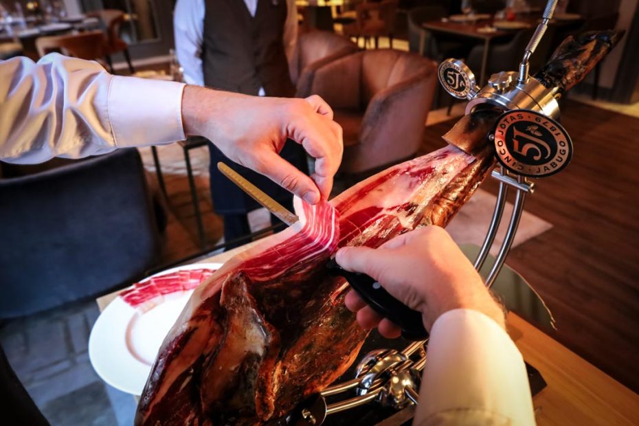 Maestro cortador en Casino Gran Vía con Jamón de Bellota 100% Ibérico Cinco Jotas, Madrid.