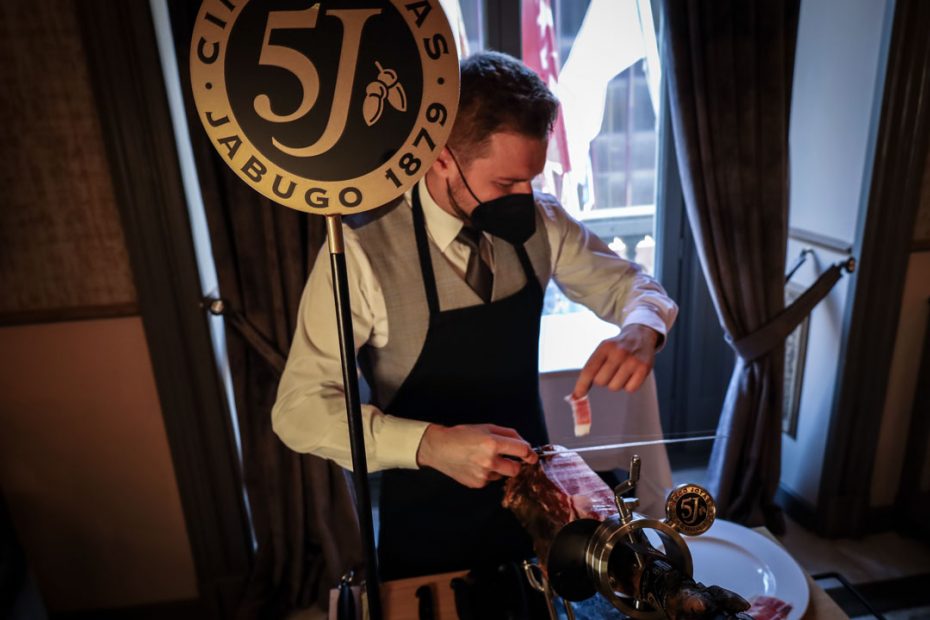 Maestro cortador en Casino Gran Vía con Jamón de Bellota 100% Ibérico Cinco Jotas, Madrid.