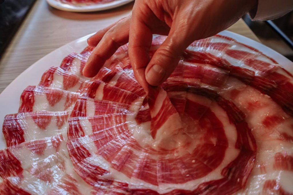 Experiencia Cinco Jotas, ración de Jamón de Bellota 100% Ibérico Cinco Jotas, en Casino Gran Vía, Madrid.