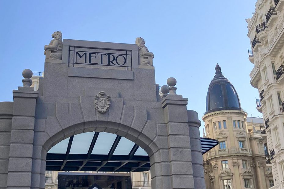 Reconstrucción del Templete de Antonio Palacios para Metro Gran Vía, con el Palacete histórico de Casino Gran Vía de fondo