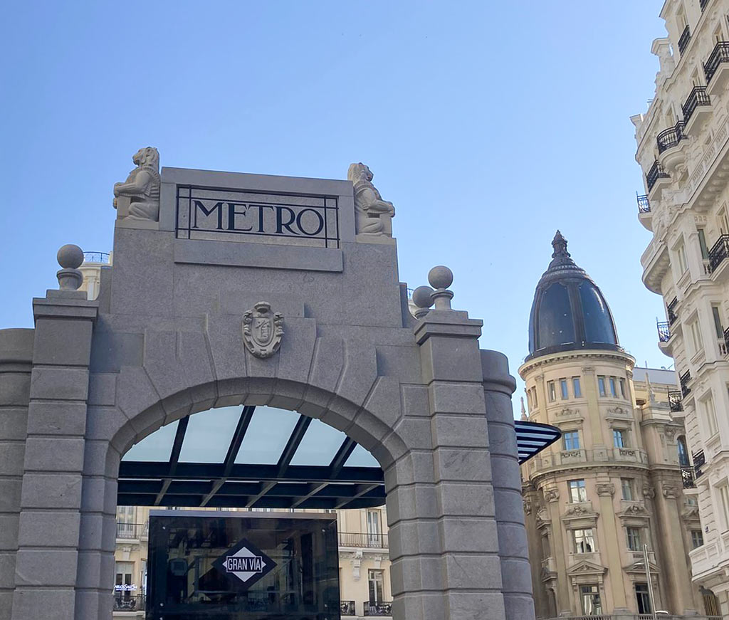 Reconstrucción del Templete de Antonio Palacios para Metro Gran Vía, con el Palacete histórico de Casino Gran Vía de fondo