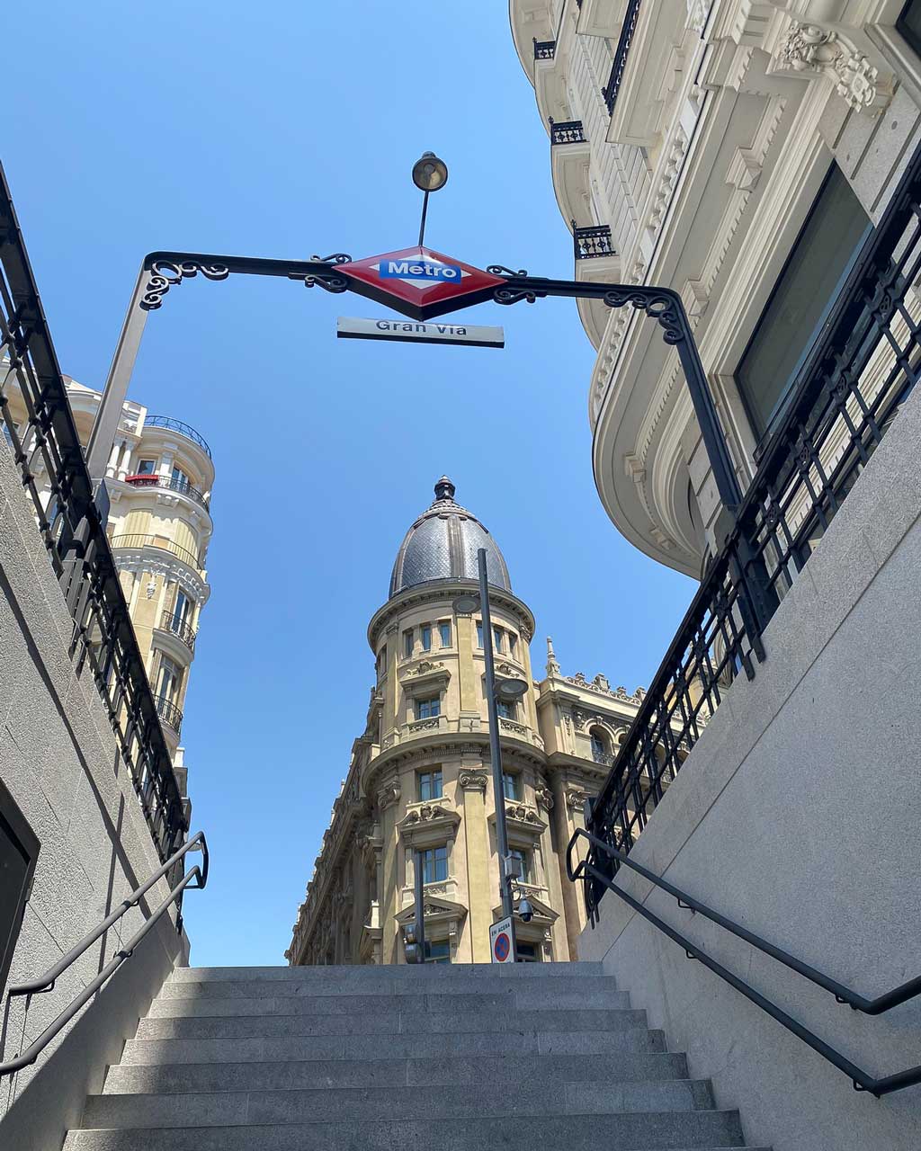 Vistas de Casino Gran Vía desde la salida de la reconstrucción del Templete de Antonio Palacios, en la nueva estación de Metro Gran Vía