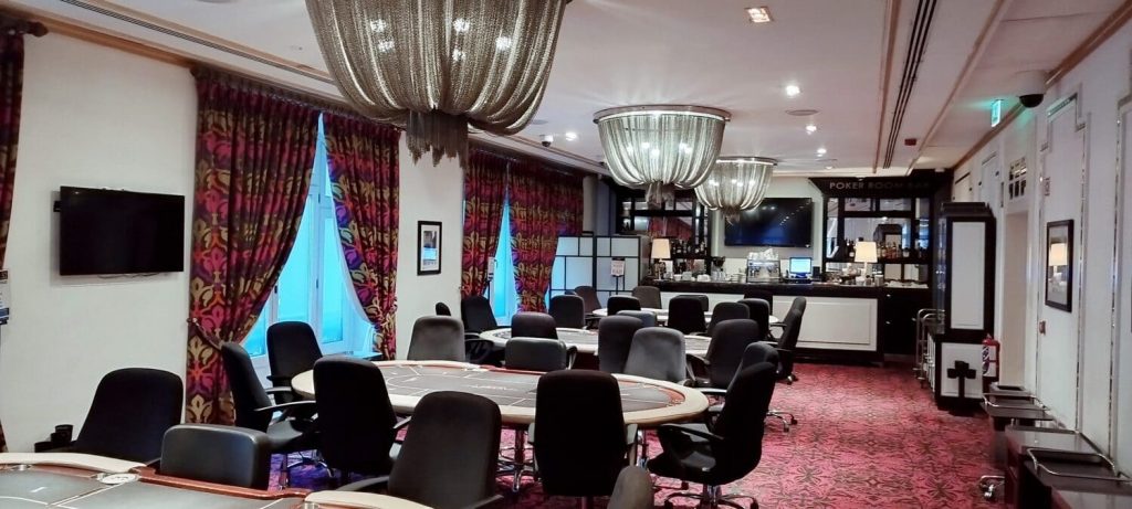 Poker Room Bar de Casino Gran Vía, espacio para descansar al jugar al póker en Madrid