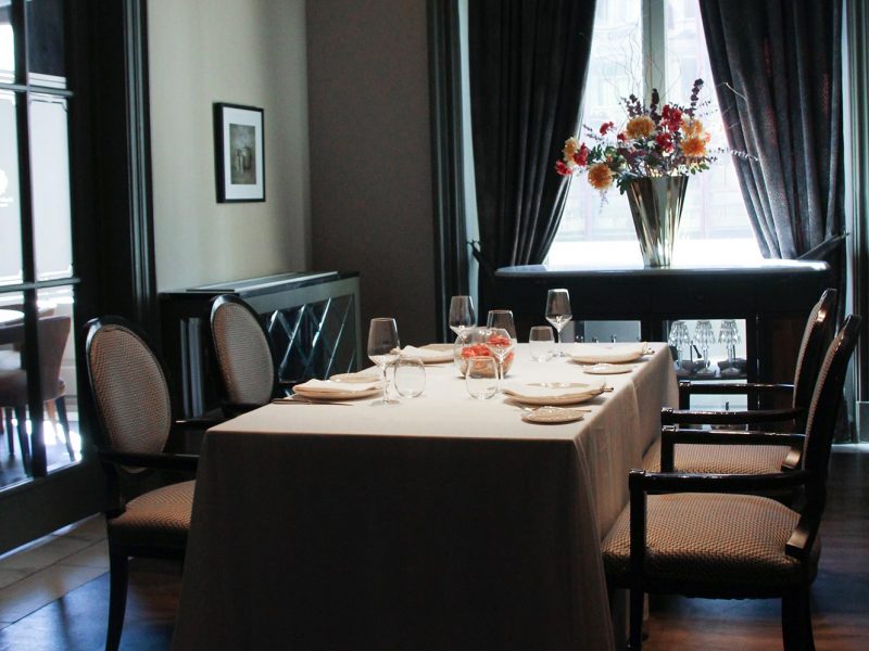 Casino Gran Vía restaurante con salón privado en Gran Vía de Madrid con mesa privada junto a ventana en ambiente discreto