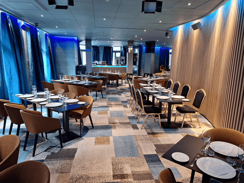 Sala para eventos en Madrid con ventanales y vistas a la Gran Vía