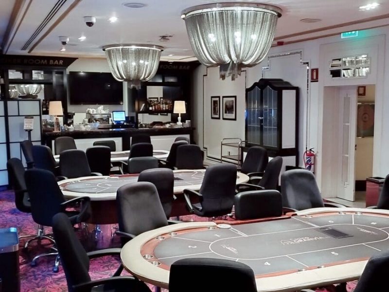 Sala del Poker Room Bar en Madrid centro con mesas de juego