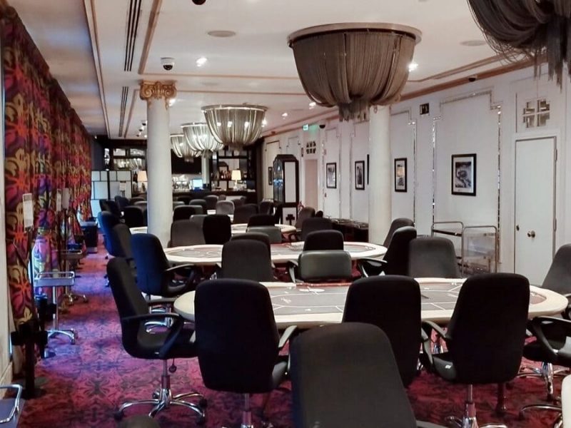 Interior del Poker Room Bar en Gran Vía Madrid con barra al fondo