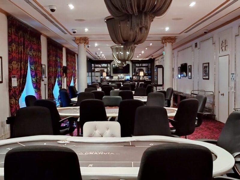 Poker Room Bar del Casino Gran Vía Madrid con mesas de poker y barra al fondo